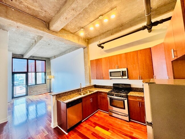 Building Photo - 320 E 21st St