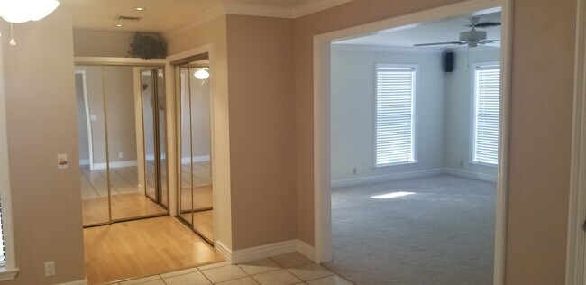 Foto del edificio - Unfurnished Long Term House! Available Now!