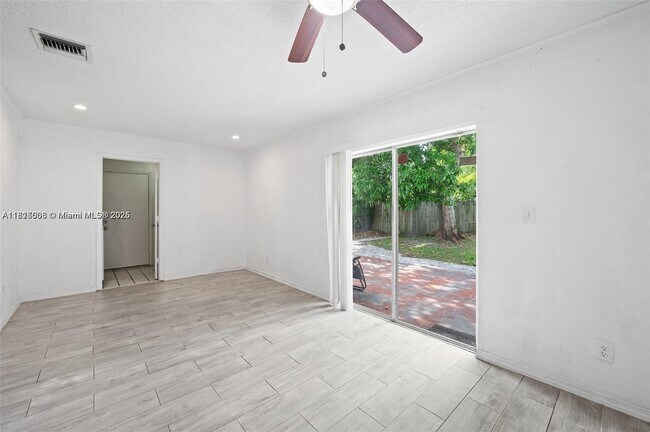 Foto del edificio - 7403 NW 76th Ct