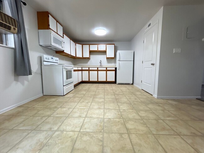 Building Photo - No Pet Fees! Wood Circle Home!