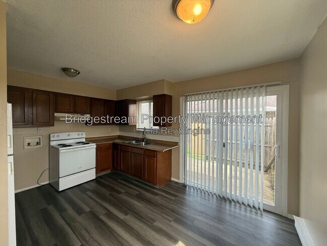 Foto del edificio - 4650 Wayne Meadows Cir
