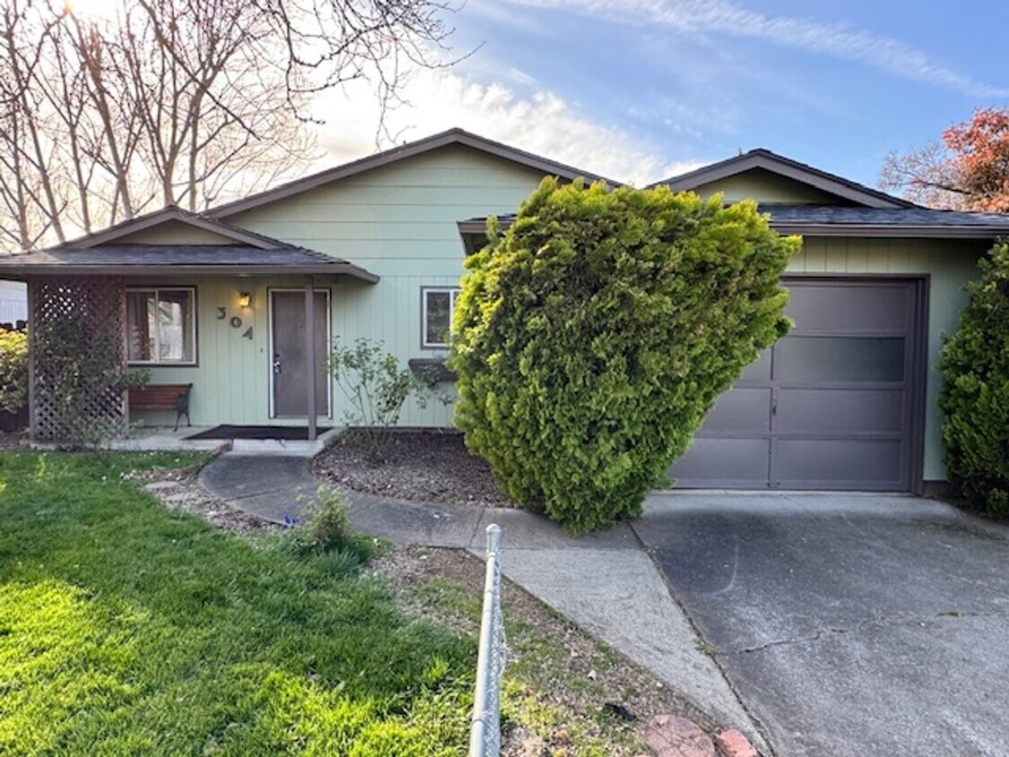 Foto principal - 3 BEDROOM SINGLE LEVEL HOME W/ GARAGE