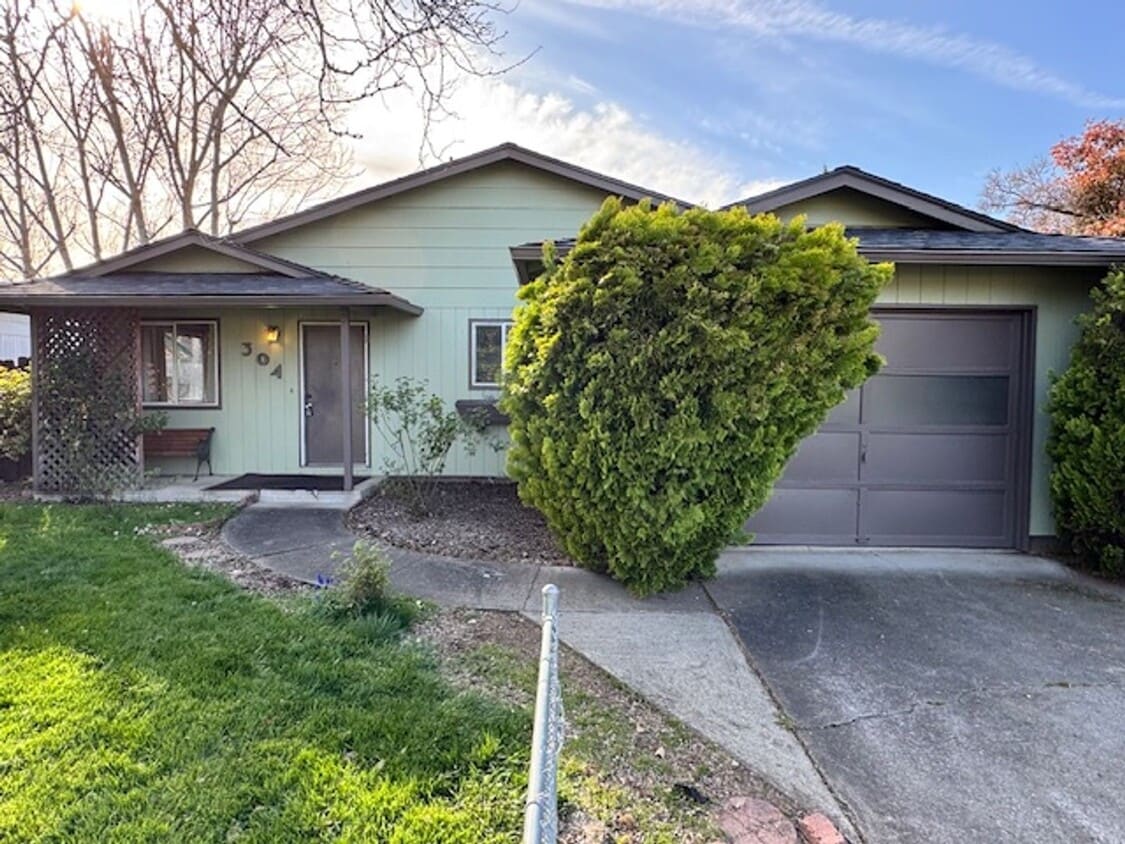 Primary Photo - 3 BEDROOM SINGLE LEVEL HOME W/ GARAGE