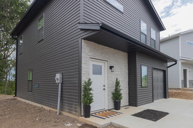 Building Photo - 2805 Emery Dr