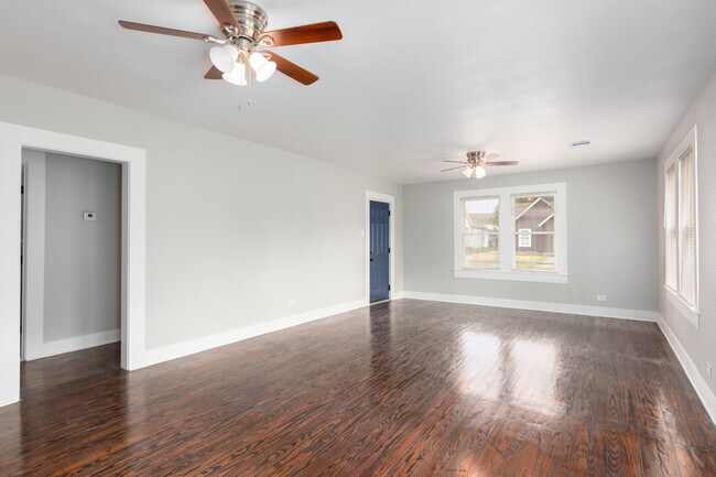 Foto del edificio - 2447 E Houston St