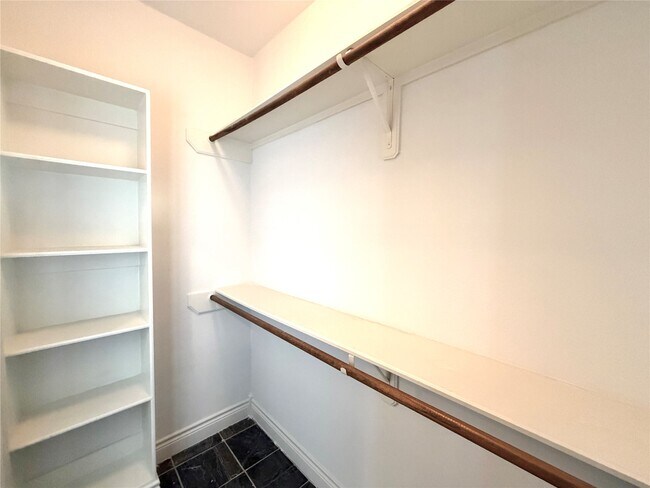 Foto del edificio - 5430 Crooms St