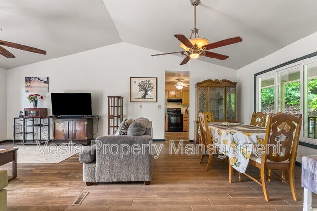 Foto del edificio - 857 Reems Creek Rd