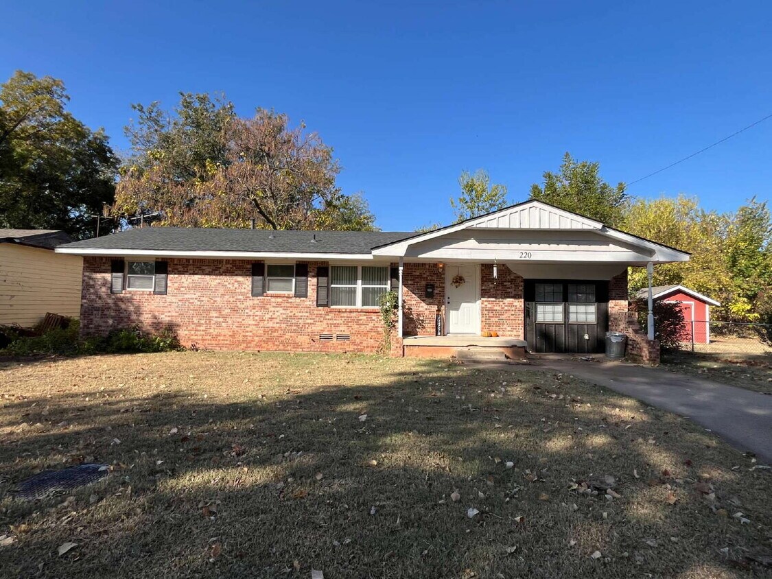Foto principal - 4-Bedroom Home with Spacious Fenced Yard