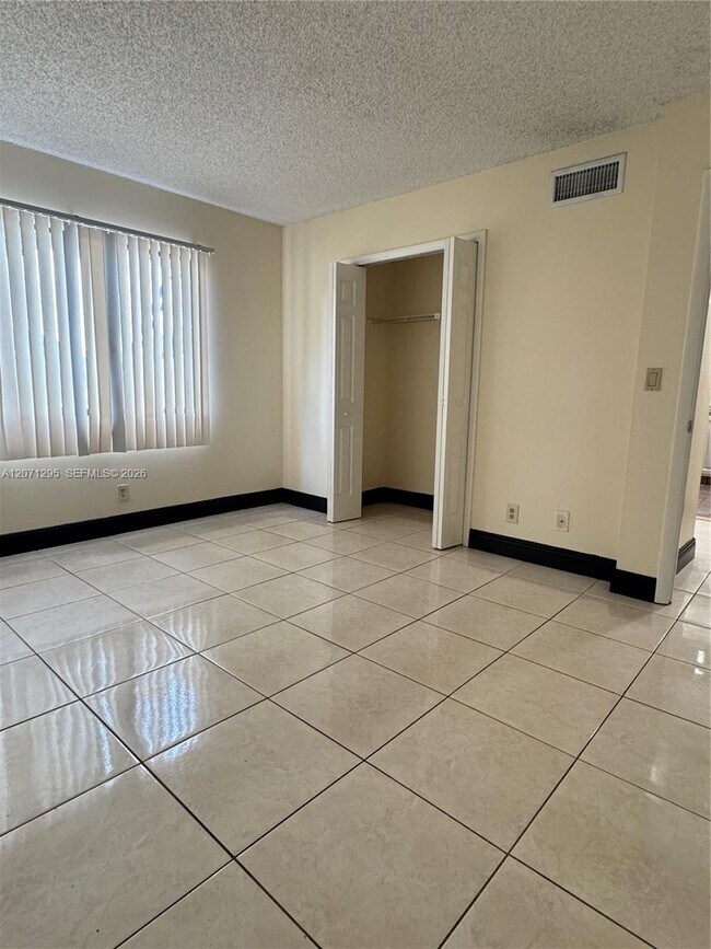 Foto del edificio - 215 Lakeview Dr