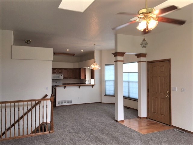 Building Photo - Beautiful Townhome in Newport Heights