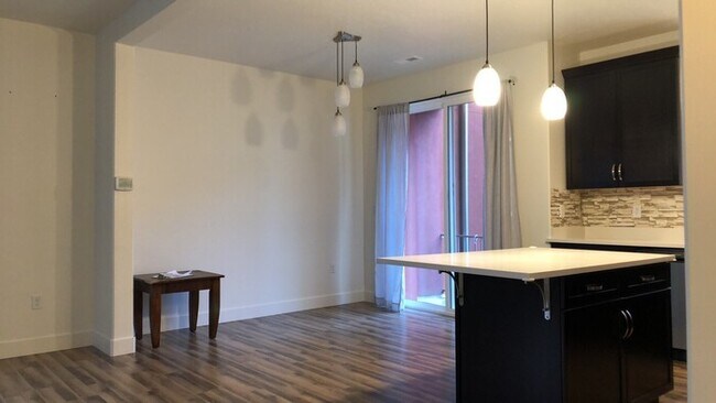 Foto del edificio - LIKE NEW UPGRADED DAYBREAK TOWNHOME