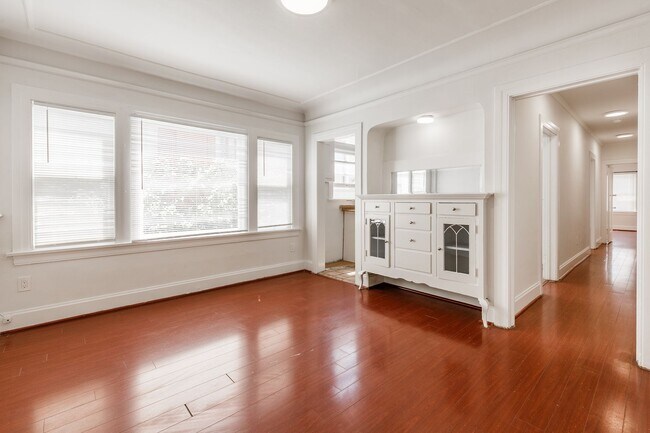 Foto del edificio - 1154 W 27th St