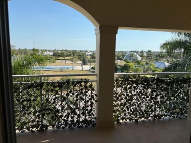 Building Photo - roman plaza