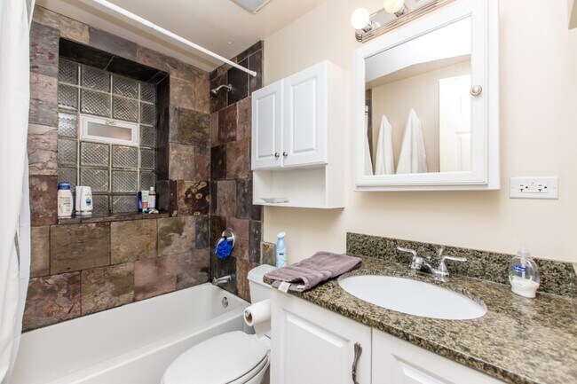 Foto del edificio - 2239 W McLean Ave