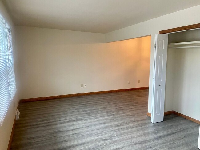 Foto del edificio - 2904-2910 Tamarack Drive