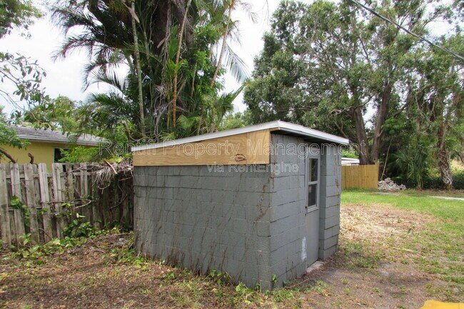 Foto del edificio - 23025 Gulf Coast Ave