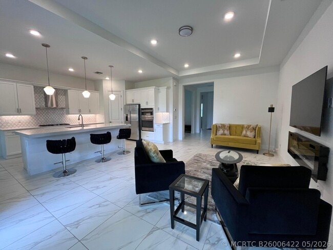 Building Photo - 5663 St Armands Way
