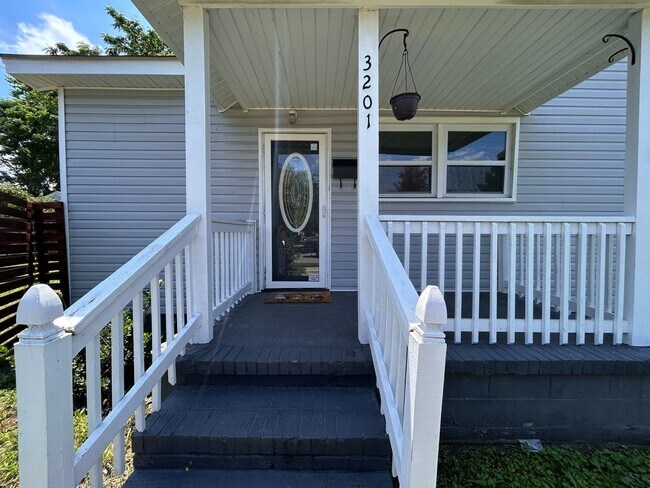 Foto del edificio - Charming 2BR/1BA Home with Garage & Fenced...