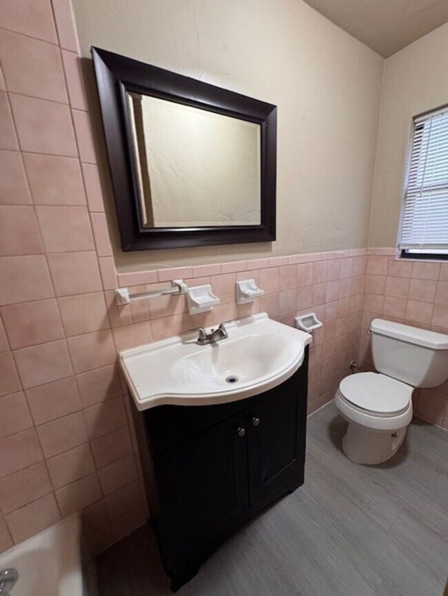 Foto del edificio - 4 bed 2.5 bath 2 story duplex! New paint and flooring ready for move in!