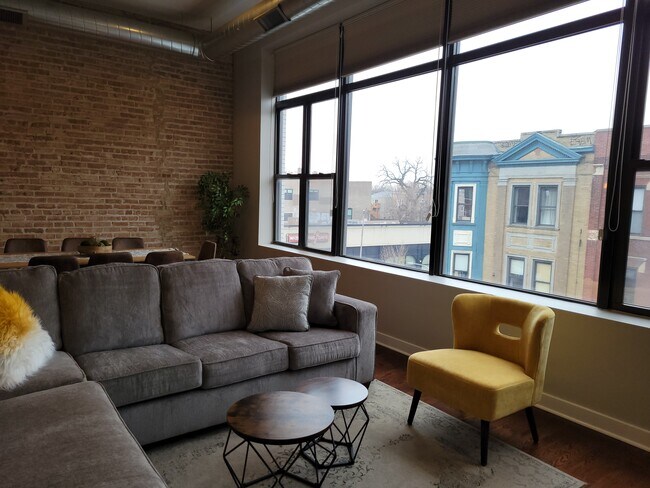 Building Photo - 1521 N Milwaukee Ave