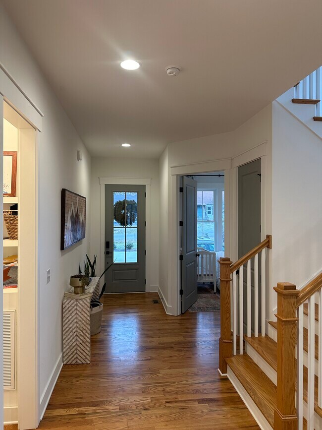 Building Photo - 1807 Joy Cir
