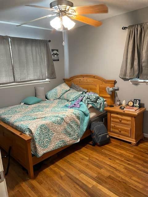Building Photo - 3 bedroom  1 1/2 baths featuring large bed...