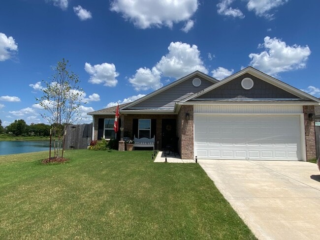 Building Photo - Discover this beautifully designed 3 bedro...