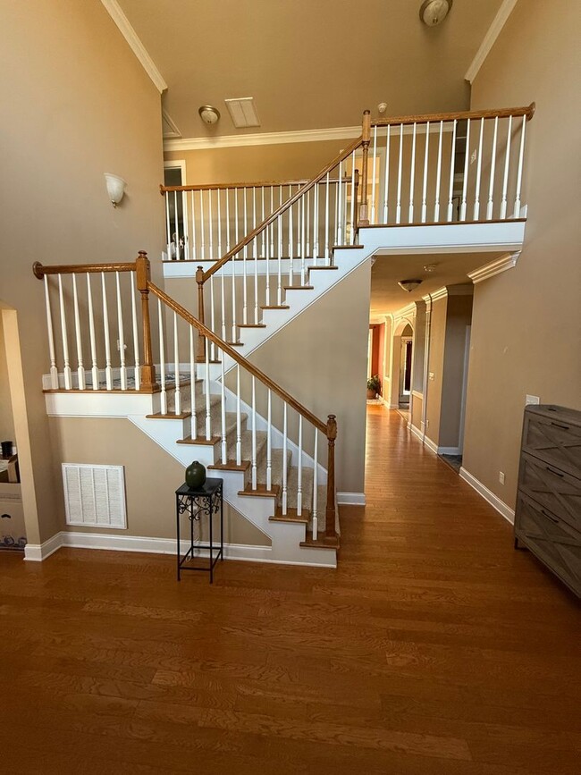 Building Photo - Castlebrooke LN Neighborhood!