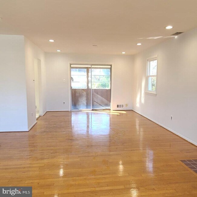 Foto del edificio - 5704 Barrymore Rd