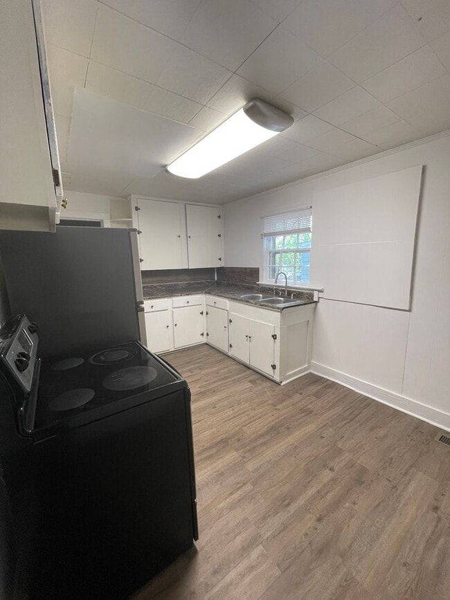 Building Photo - 2 Bedroom, 1 Bath House in Columbia!