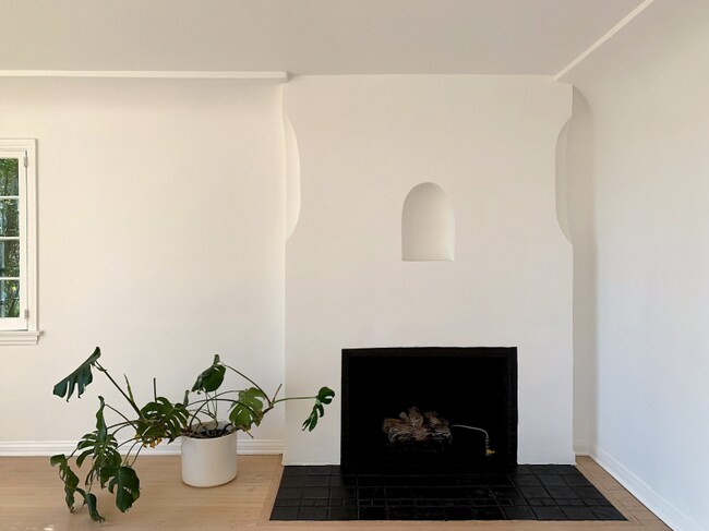 Building Photo - 6251 Holly Mont Dr