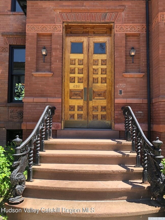 Building Photo - 420 Warren St