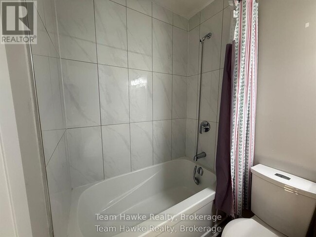 Building Photo - 521 Bay St