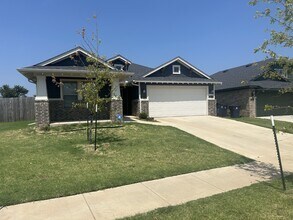 Building Photo - 2229 Roca Dr