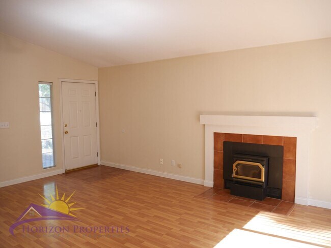 Foto del edificio - Open 3 Bed 2.5 Bath 1,959 Sq. Ft. Antelope Home