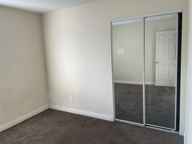 Building Photo - 1230 E 33rd St