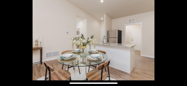 comedor - 744 E Springmont Dr
