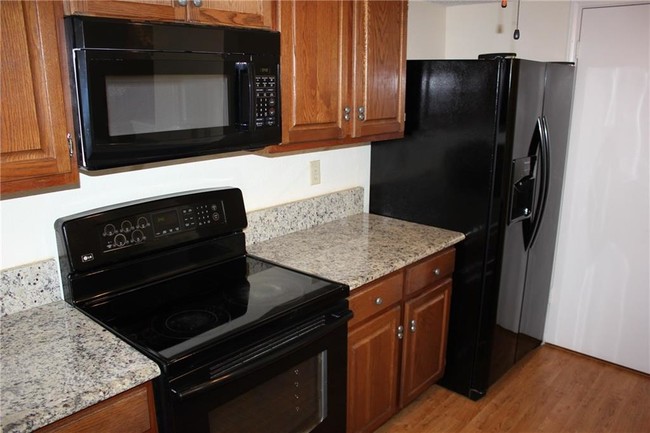 Building Photo - 728 Creekwood Ct
