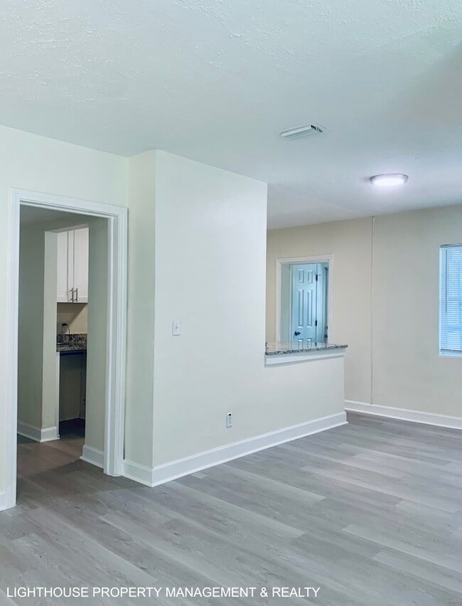 Building Photo - Cozy 3 Bed/1.5 Bath Home with Detached Gar...