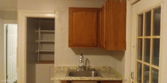 Building Photo - 3 br, 1 bath Triplex - 59 W Porter St 3 rd...