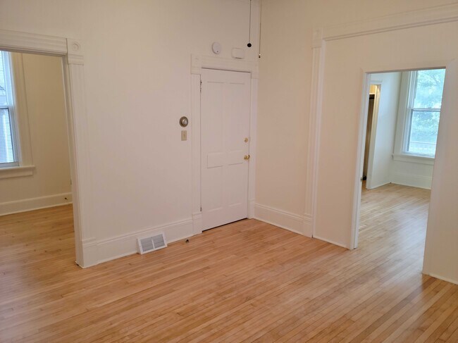 Sala de estar (13' x 13') - 3115 N Bartlett Ave - Lower