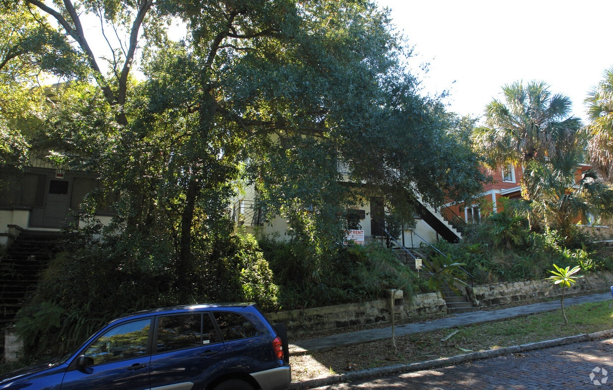 Building Photo - 820 8th Ave S
