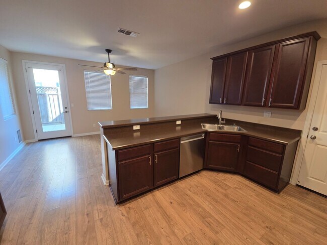 Foto del edificio - Gorgous 3 Bedroom 2/5 Bath home in HOA