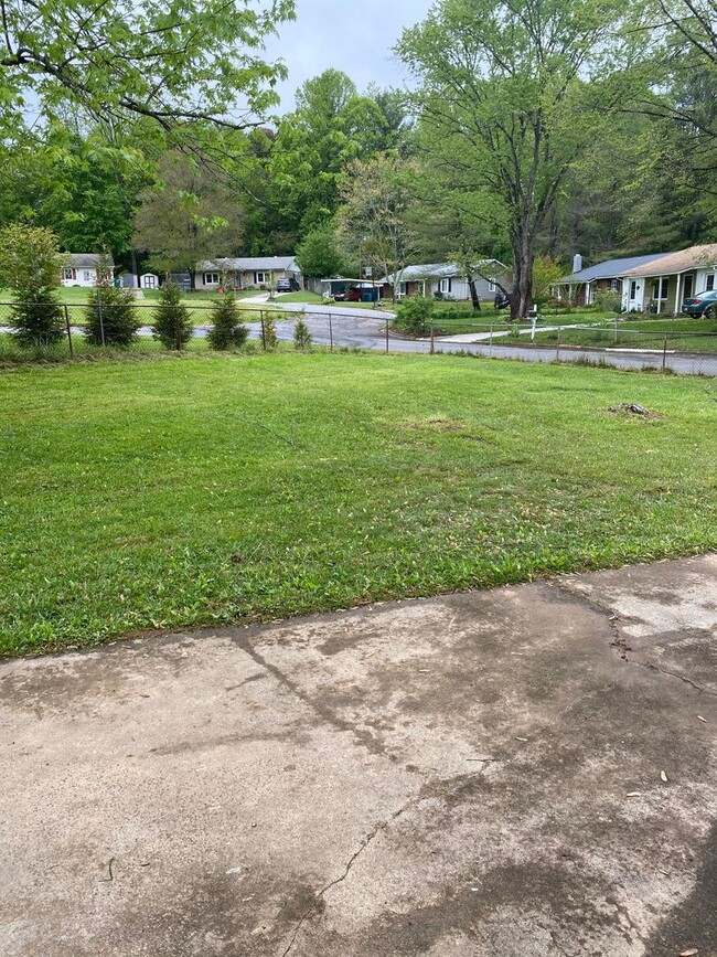 Building Photo - 3 Bedroom/ 1.5 Bath with large fenced in y...