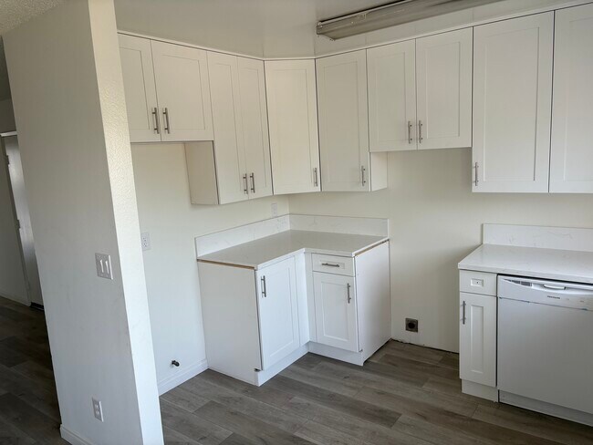 ¡Mucho espacio de almacenamiento en gabinetes! - Beneda Lane Apartments