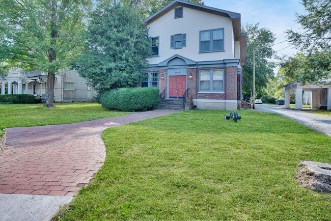 Building Photo - Charming Historic 2BR Apartment with Garag...
