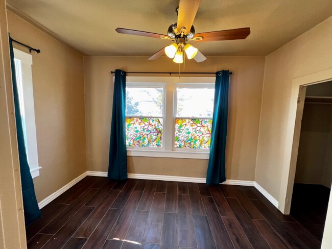 Building Photo - 301 E Madera St