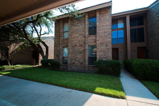 Building Photo - 2204 W Park Blvd