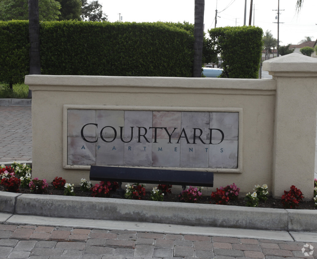 Building Photo - Courtyard