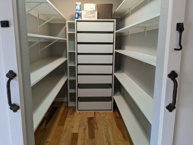 Building Photo - 100 Meadowsweet Pl